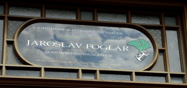 Vitráž na rodném domě Jaroslava Foglara
